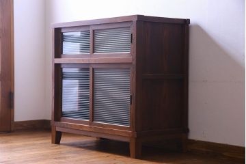 アンティーク家具　和製アンティーク　前面ケヤキ材　落ち着いた色合いが魅力的なキャビネット(戸棚、食器棚、収納棚、本箱)