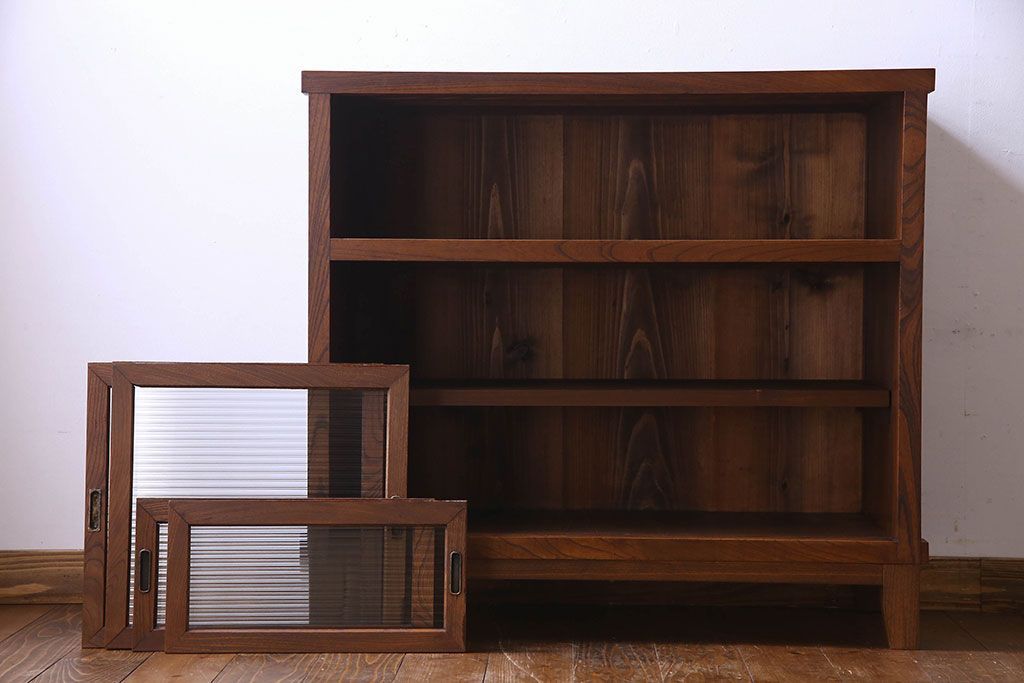 アンティーク家具　和製アンティーク　前面ケヤキ材　落ち着いた色合いが魅力的なキャビネット(戸棚、食器棚、収納棚、本箱)