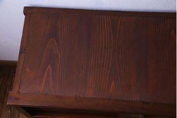 アンティーク家具　和製アンティーク　前面ケヤキ材　落ち着いた色合いが魅力的なキャビネット(戸棚、食器棚、収納棚、本箱)