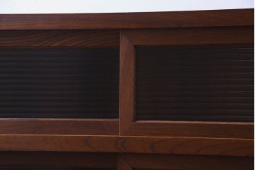 アンティーク家具　和製アンティーク　前面ケヤキ材　落ち着いた色合いが魅力的なキャビネット(戸棚、食器棚、収納棚、本箱)