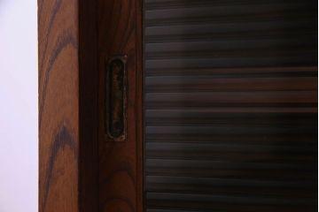 アンティーク家具　和製アンティーク　前面ケヤキ材　落ち着いた色合いが魅力的なキャビネット(戸棚、食器棚、収納棚、本箱)