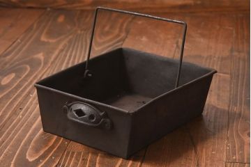 アンティーク雑貨　ビンテージ　鋳物　ゴシックなデザインが存在感を放つ貯炭式の石炭ストーブ