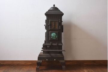 アンティーク雑貨　ビンテージ　鋳物　ゴシックなデザインが存在感を放つ貯炭式の石炭ストーブ