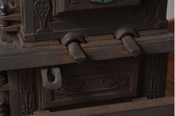 アンティーク雑貨　ビンテージ　鋳物　ゴシックなデザインが存在感を放つ貯炭式の石炭ストーブ
