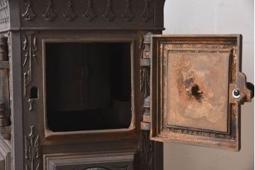 アンティーク雑貨　ビンテージ　鋳物　ゴシックなデザインが存在感を放つ貯炭式の石炭ストーブ