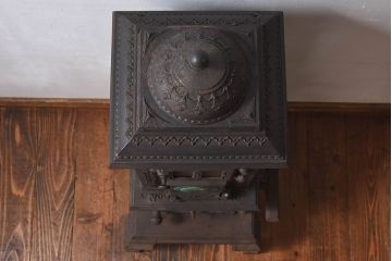 アンティーク雑貨　ビンテージ　鋳物　ゴシックなデザインが存在感を放つ貯炭式の石炭ストーブ