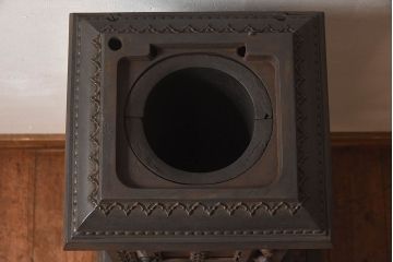 アンティーク雑貨　ビンテージ　鋳物　ゴシックなデザインが存在感を放つ貯炭式の石炭ストーブ