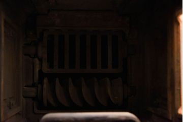 アンティーク雑貨　ビンテージ　鋳物　ゴシックなデザインが存在感を放つ貯炭式の石炭ストーブ