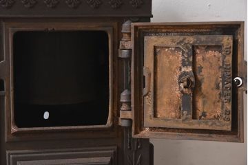 アンティーク雑貨　ビンテージ　鋳物　ゴシックなデザインが存在感を放つ貯炭式の石炭ストーブ