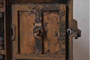 アンティーク雑貨　ビンテージ　鋳物　ゴシックなデザインが存在感を放つ貯炭式の石炭ストーブ