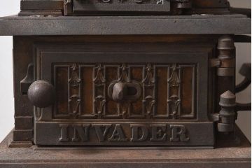 アンティーク雑貨　ビンテージ　鋳物　ゴシックなデザインが存在感を放つ貯炭式の石炭ストーブ
