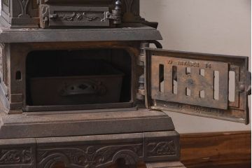 アンティーク雑貨　ビンテージ　鋳物　ゴシックなデザインが存在感を放つ貯炭式の石炭ストーブ