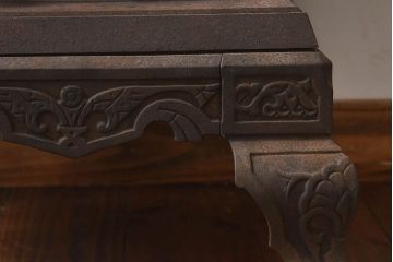 アンティーク雑貨　ビンテージ　鋳物　ゴシックなデザインが存在感を放つ貯炭式の石炭ストーブ