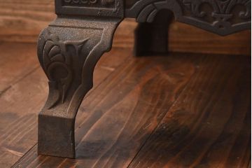 アンティーク雑貨　ビンテージ　鋳物　ゴシックなデザインが存在感を放つ貯炭式の石炭ストーブ