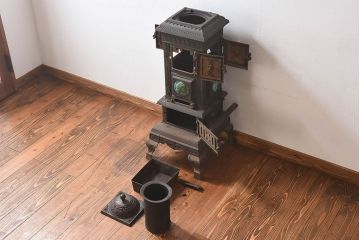 アンティーク雑貨　ビンテージ　鋳物　ゴシックなデザインが存在感を放つ貯炭式の石炭ストーブ