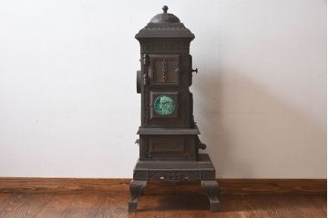 アンティーク雑貨　ビンテージ　鋳物　ゴシックなデザインが存在感を放つ貯炭式の石炭ストーブ