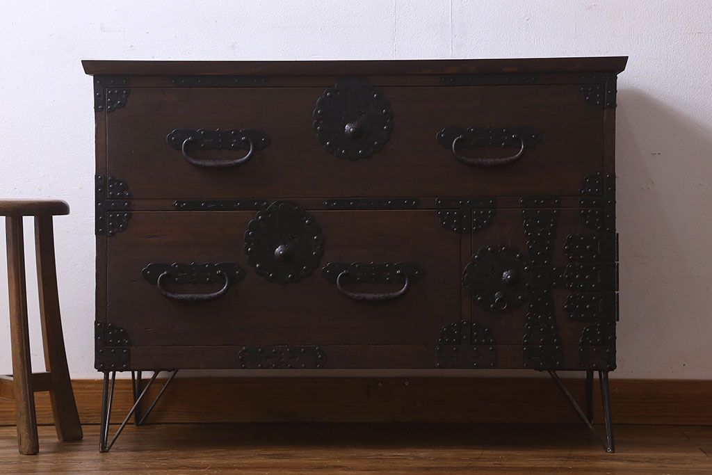 アンティーク家具　明治期　重厚なデザインのアンティークチェスト(衣装箪笥、タンス、ローボード)