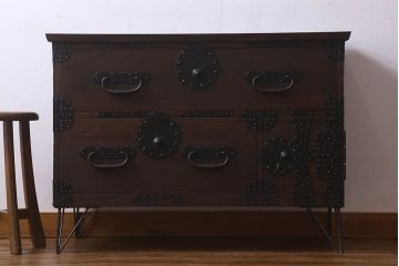 アンティーク家具　明治期　重厚なデザインのアンティークチェスト(衣装箪笥、タンス、ローボード)