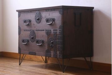 アンティーク家具　明治期　重厚なデザインのアンティークチェスト(衣装箪笥、タンス、ローボード)