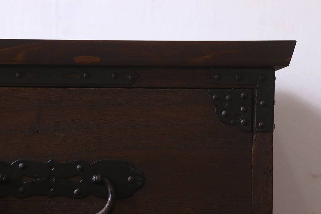アンティーク家具　明治期　重厚なデザインのアンティークチェスト(衣装箪笥、タンス、ローボード)