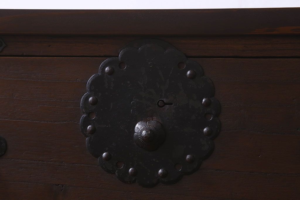 アンティーク家具　明治期　重厚なデザインのアンティークチェスト(衣装箪笥、タンス、ローボード)