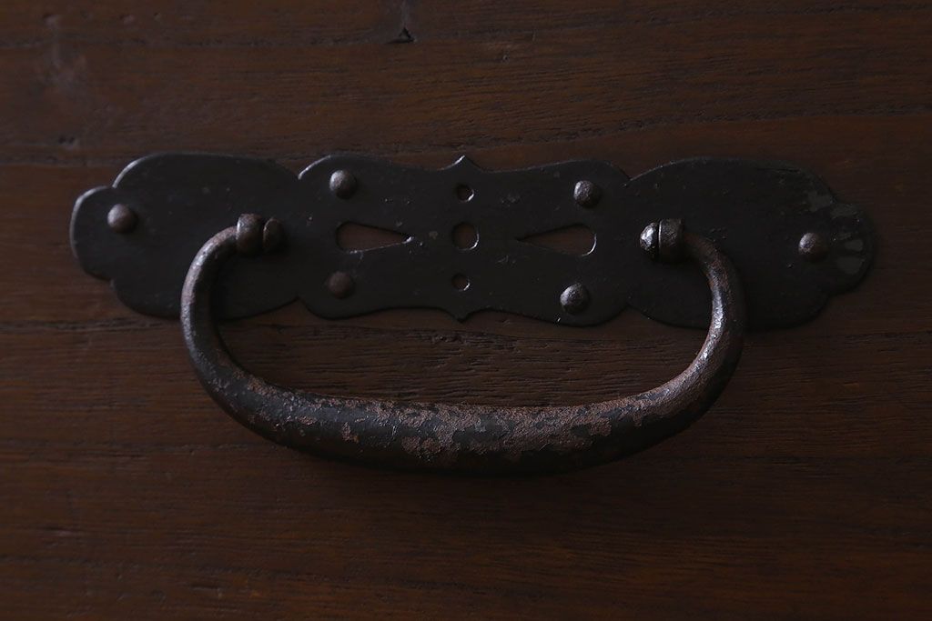 アンティーク家具　明治期　重厚なデザインのアンティークチェスト(衣装箪笥、タンス、ローボード)