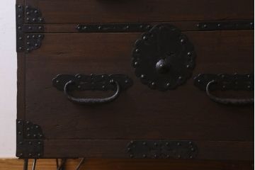アンティーク家具　明治期　重厚なデザインのアンティークチェスト(衣装箪笥、タンス、ローボード)