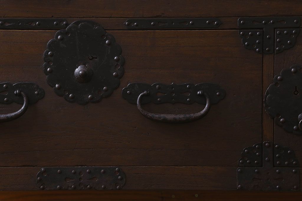 アンティーク家具　明治期　重厚なデザインのアンティークチェスト(衣装箪笥、タンス、ローボード)