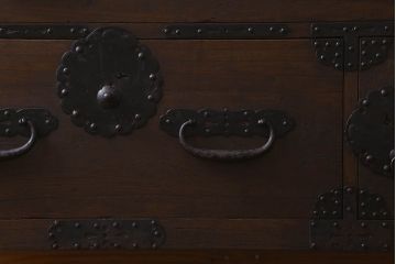 アンティーク家具　明治期　重厚なデザインのアンティークチェスト(衣装箪笥、タンス、ローボード)