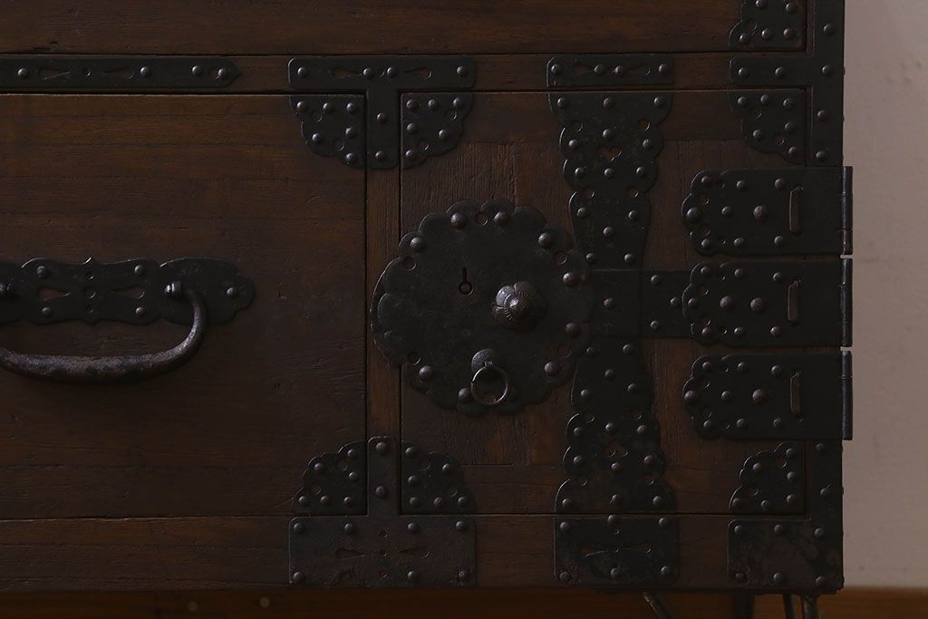 アンティーク家具　明治期　重厚なデザインのアンティークチェスト(衣装箪笥、タンス、ローボード)