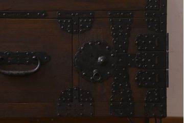 アンティーク家具　明治期　重厚なデザインのアンティークチェスト(衣装箪笥、タンス、ローボード)