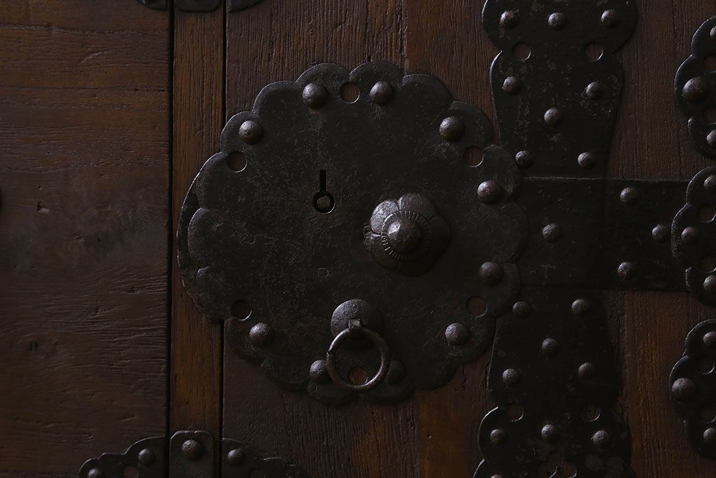 アンティーク家具　明治期　重厚なデザインのアンティークチェスト(衣装箪笥、タンス、ローボード)