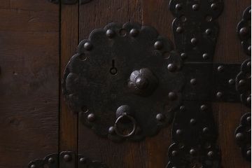 アンティーク家具　明治期　重厚なデザインのアンティークチェスト(衣装箪笥、タンス、ローボード)