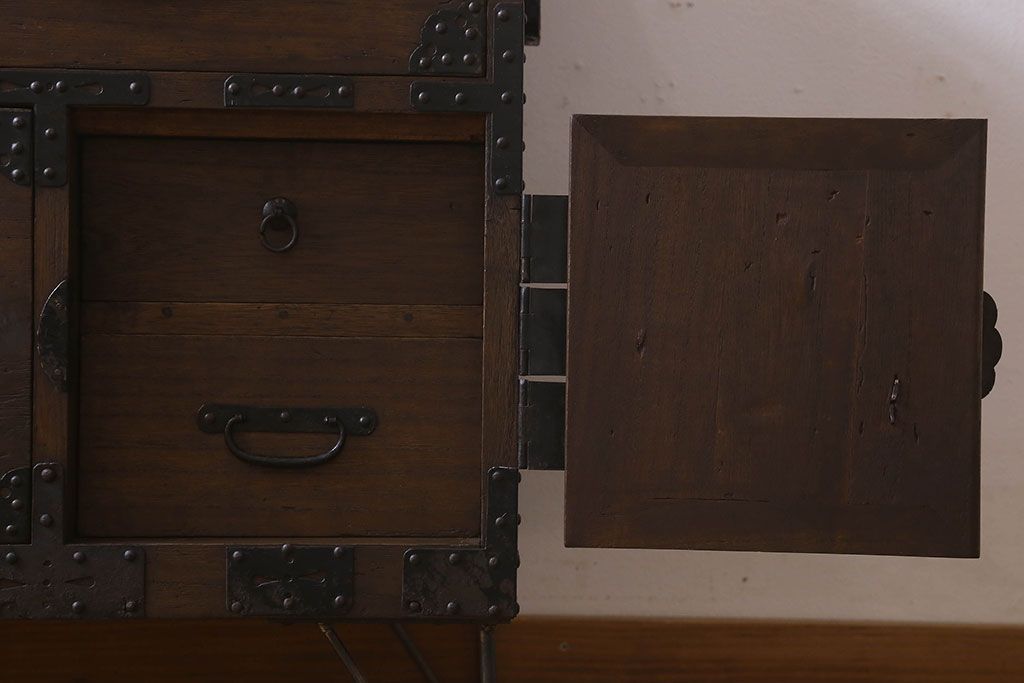 アンティーク家具　明治期　重厚なデザインのアンティークチェスト(衣装箪笥、タンス、ローボード)