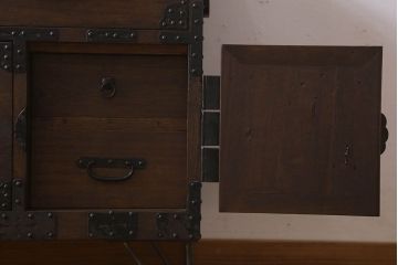 アンティーク家具　明治期　重厚なデザインのアンティークチェスト(衣装箪笥、タンス、ローボード)
