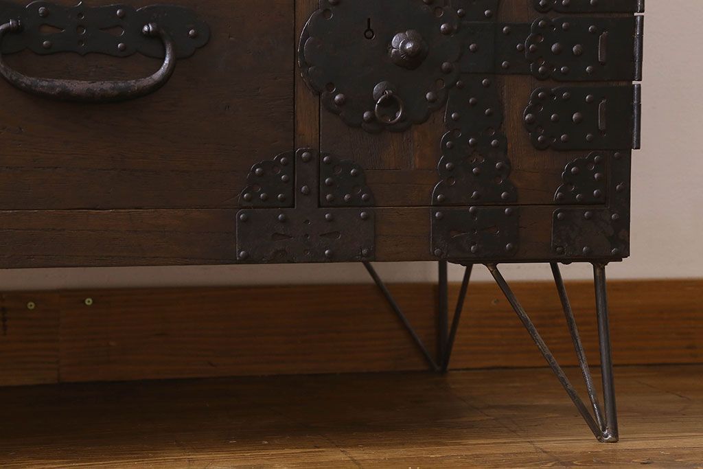 アンティーク家具　明治期　重厚なデザインのアンティークチェスト(衣装箪笥、タンス、ローボード)