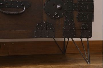 アンティーク家具　明治期　重厚なデザインのアンティークチェスト(衣装箪笥、タンス、ローボード)