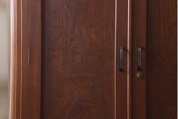 アンティーク家具　和製アンティーク　ケヤキ材　重厚な存在感を放つワードローブ(収納棚、タンス)