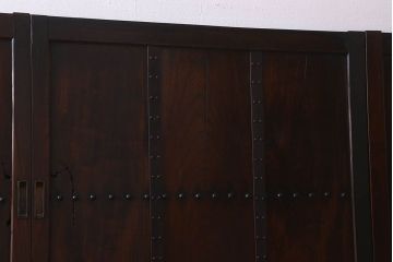 和製アンティーク　総ケヤキ材　深みのある風合いが魅力的な鉄帯付きの板戸(窓、建具)