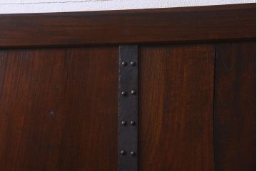 和製アンティーク　総ケヤキ材　深みのある風合いが魅力的な鉄帯付きの板戸(窓、建具)