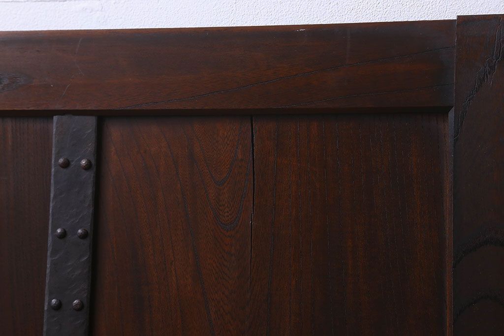 和製アンティーク　総ケヤキ材　深みのある風合いが魅力的な鉄帯付きの板戸(窓、建具)