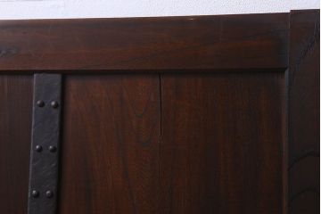 和製アンティーク　総ケヤキ材　深みのある風合いが魅力的な鉄帯付きの板戸(窓、建具)
