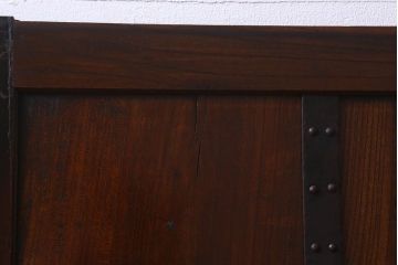和製アンティーク　総ケヤキ材　深みのある風合いが魅力的な鉄帯付きの板戸(窓、建具)