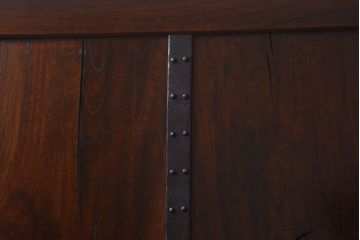 和製アンティーク　総ケヤキ材　深みのある風合いが魅力的な鉄帯付きの板戸(窓、建具)