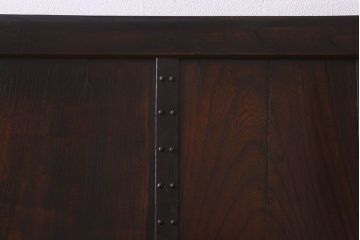 和製アンティーク　総ケヤキ材　深みのある風合いが魅力的な鉄帯付きの板戸(窓、建具)