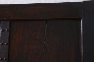 和製アンティーク　総ケヤキ材　深みのある風合いが魅力的な鉄帯付きの板戸(窓、建具)
