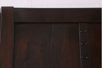 和製アンティーク　総ケヤキ材　深みのある風合いが魅力的な鉄帯付きの板戸(窓、建具)