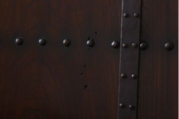 和製アンティーク　総ケヤキ材　深みのある風合いが魅力的な鉄帯付きの板戸(窓、建具)