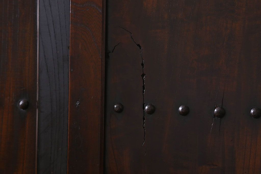 和製アンティーク　総ケヤキ材　深みのある風合いが魅力的な鉄帯付きの板戸(窓、建具)