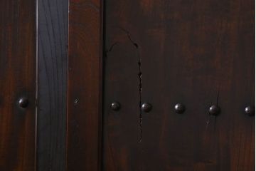 和製アンティーク　総ケヤキ材　深みのある風合いが魅力的な鉄帯付きの板戸(窓、建具)